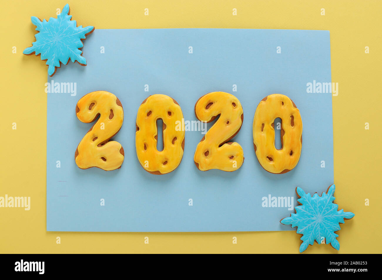 Gingerbread cookies sous forme de chiffres 2020, cadeaux de Noël ou de vacances Noel, bonne année, fond bleu Banque D'Images