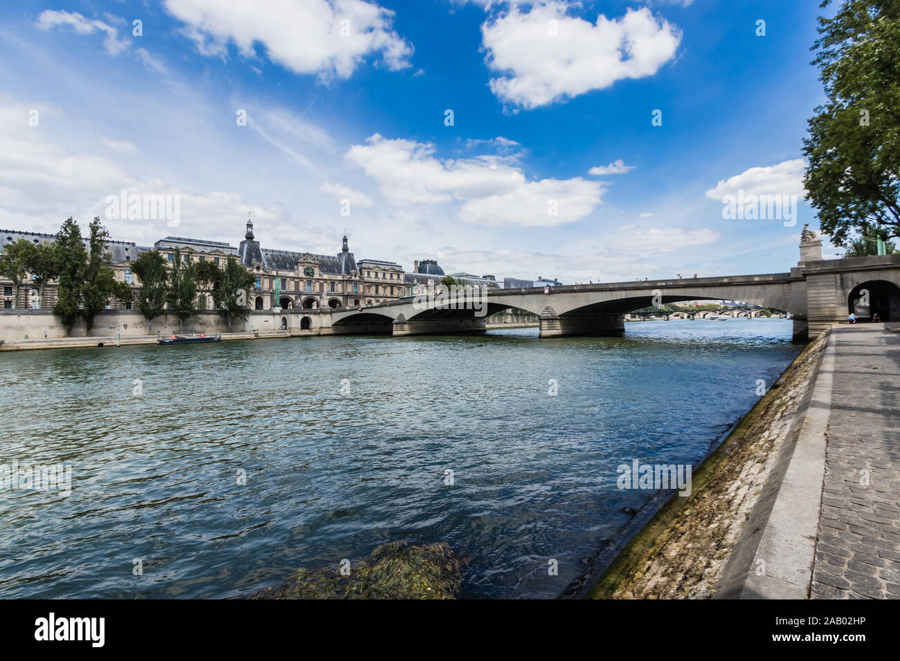 La Seine, pont du Carrousel (pont du Carrousel) et palais du Louvre, Paris Banque D'Images