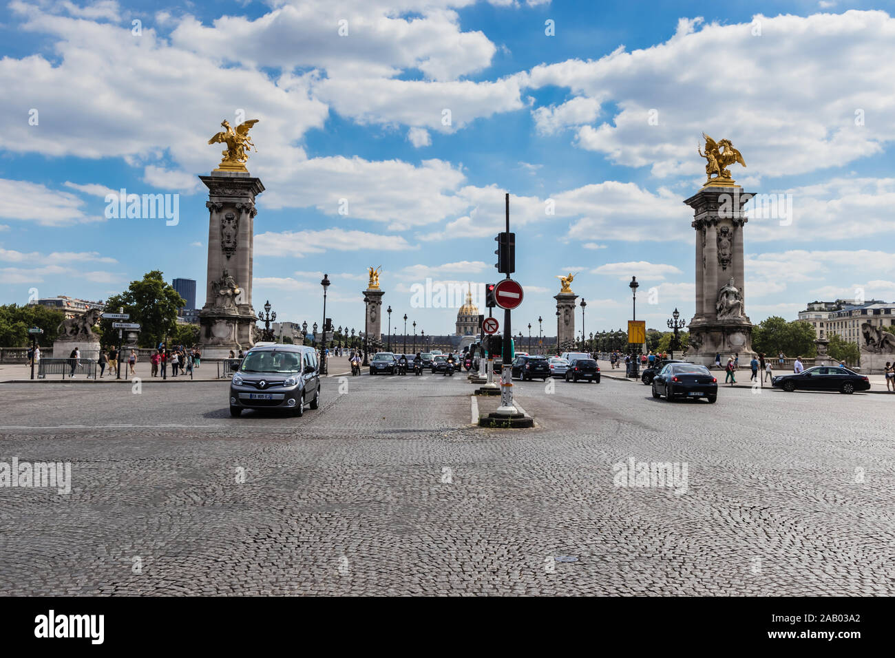 Une vue sur le Pont Alexandre III à partir de l'Avenue Winston Churchill, Paris Banque D'Images
