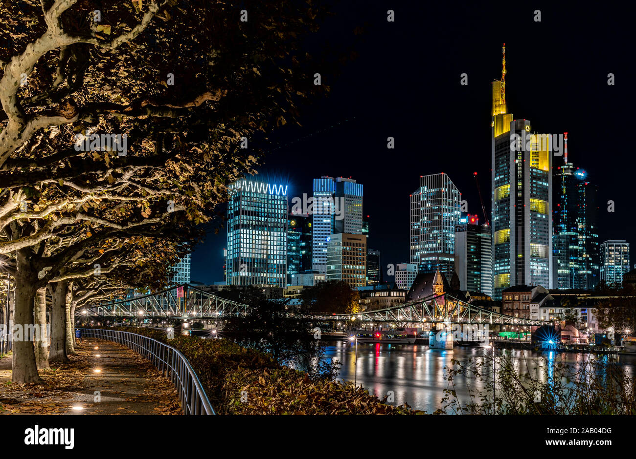 Toits de Francfort de nuit avec des reflets colorés dans la rivière Main, Frankfurt am Main, Allemagne Banque D'Images