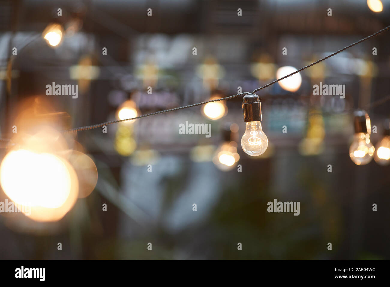 Image en arrière-plan de guirlandes d'éclairage extérieur , l'accent sur l'ampoule classique avec câblage, copy space Banque D'Images