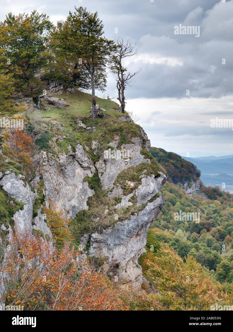 Rocher en forme de visage, falaise et les hêtres dans l'Entzia de montagne en automne, en Alava, Pays Basque, Espagne Banque D'Images