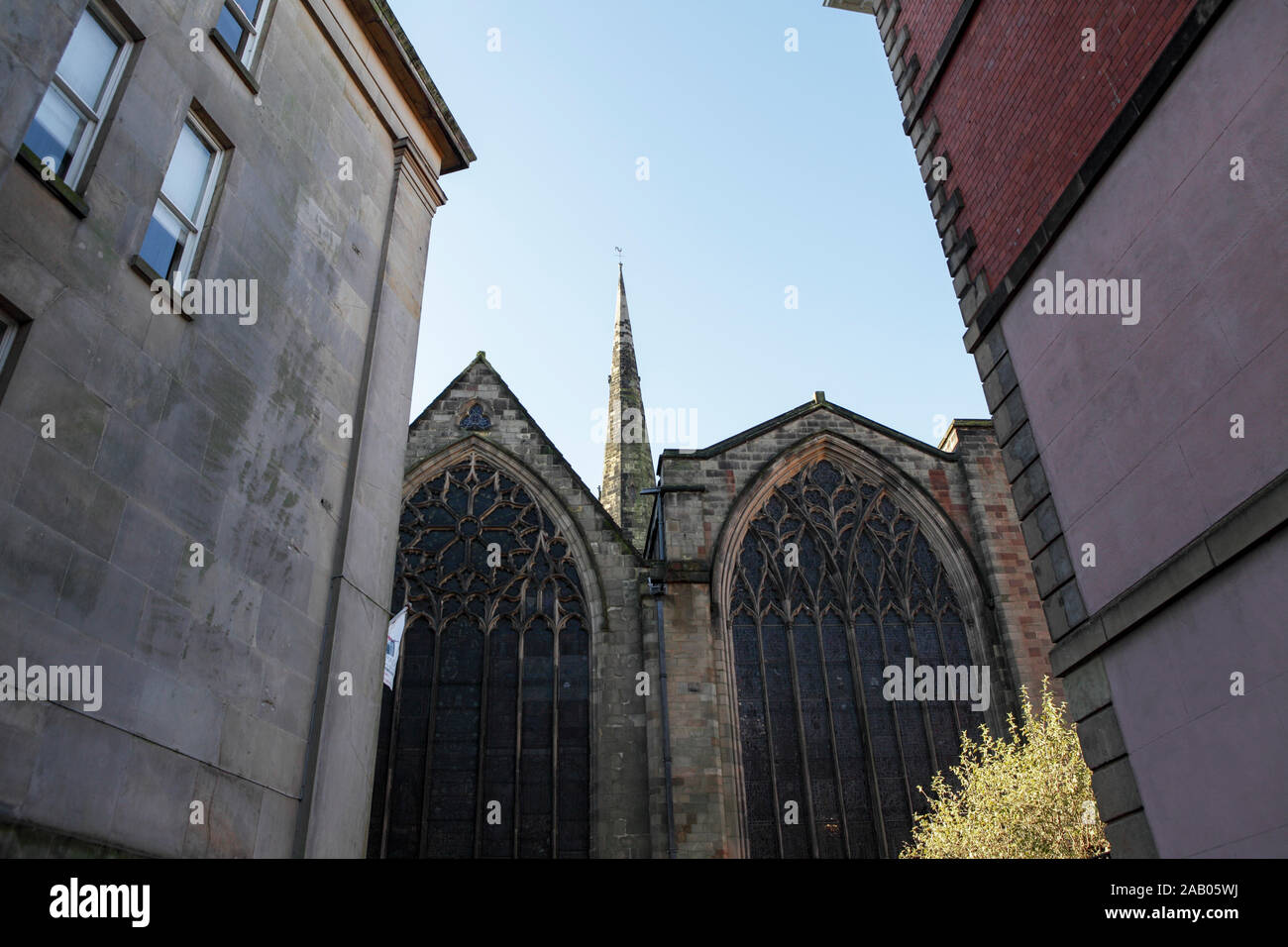 L'aspect arrière et faible niveau jusqu'-shot de St Mary's Church Steeple et Windows est à Shrewsbury town centre. Banque D'Images