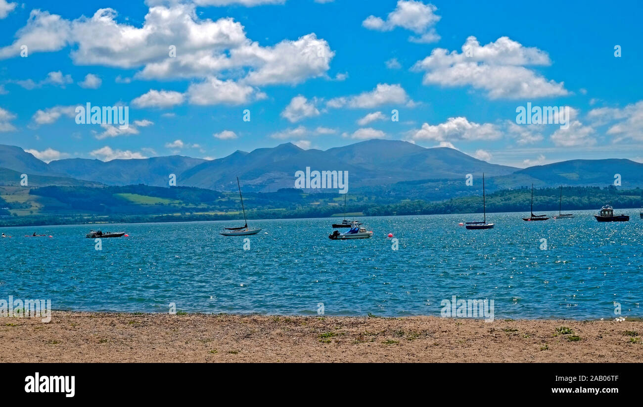 Vue sur Snowdonia Range et Menai Straits Anglesey Mona North Wales Royaume-Uni Banque D'Images