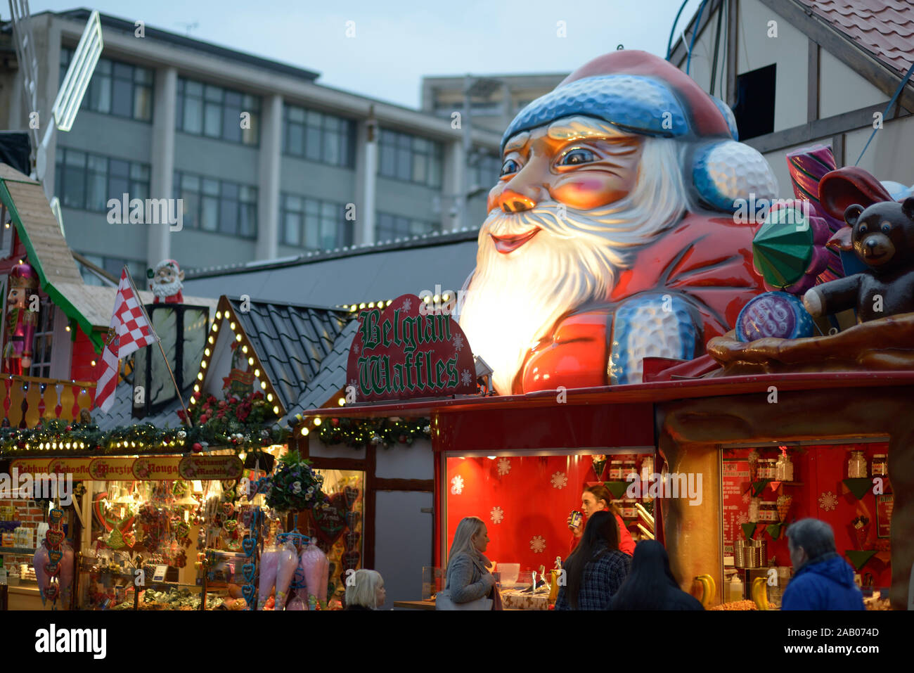 Grande figure du Père Noël, au Winter Wonderland, Nottingham Banque D'Images