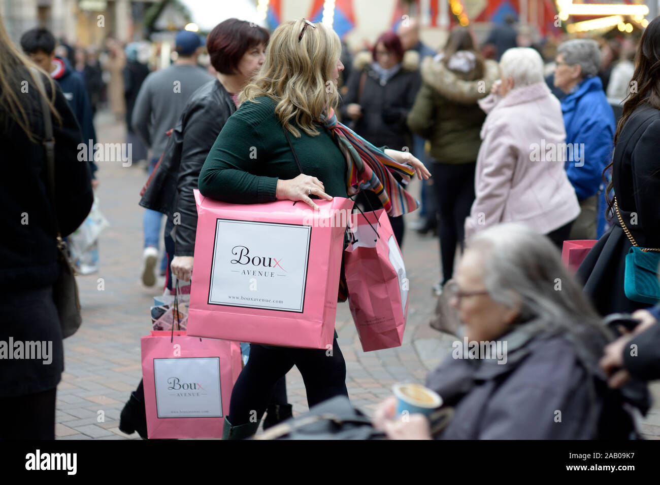Shopping Femme transportant des sacs de créateur rose Banque D'Images