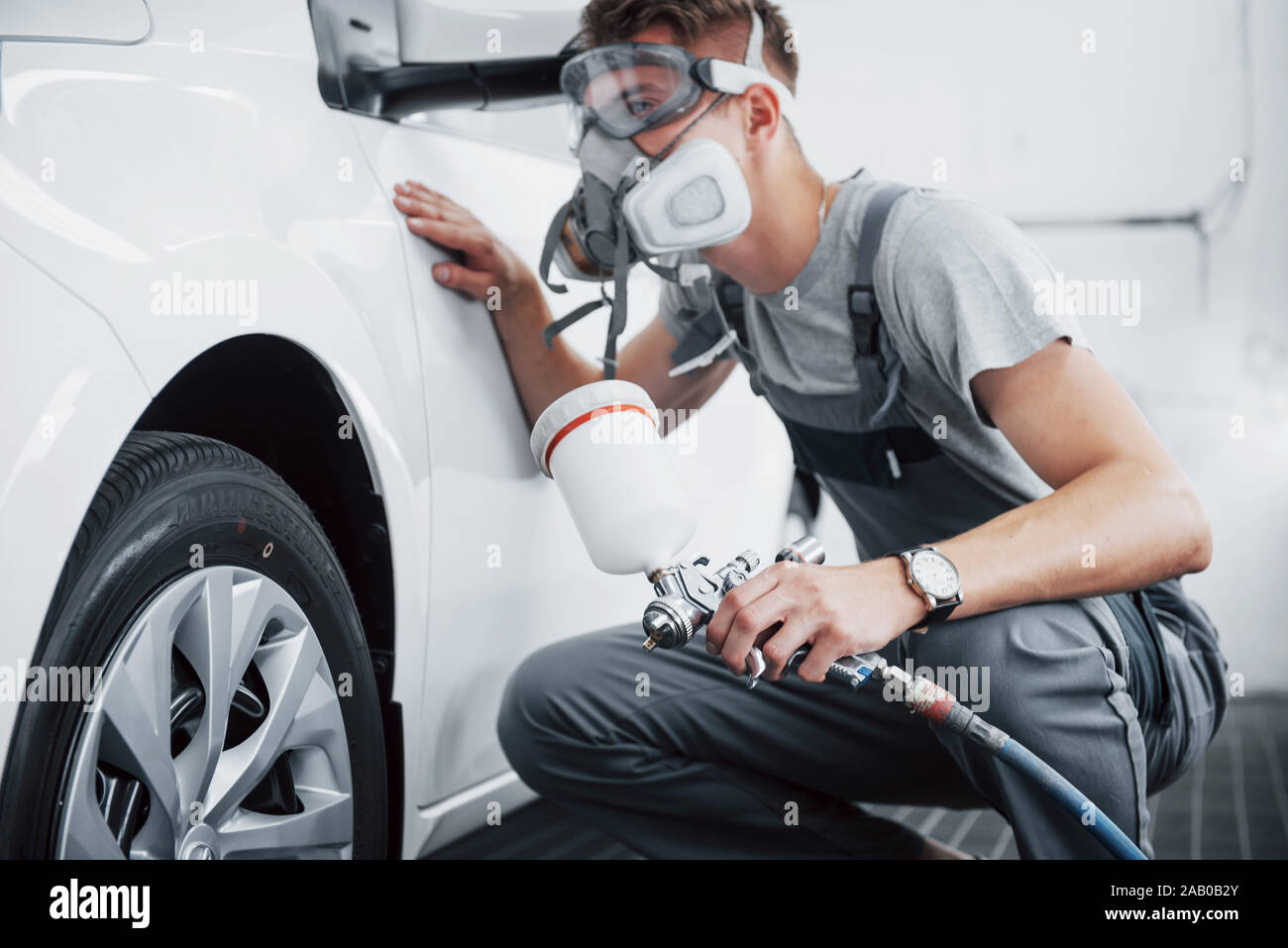 La procédure de la peinture d'une voiture dans le centre de services. Banque D'Images