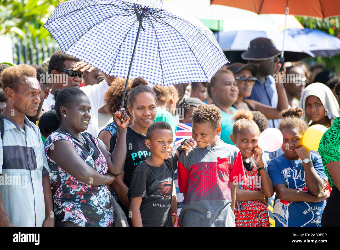 Les membres du public regarder le défilé à Honiara, le deuxième jour de la visite royale du prince de Galles pour les Îles Salomon. PA Photo. Photo date : dimanche 24 novembre 2019. Voir PA story ROYALS Charles. Crédit photo doit se lire : Victoria Jones/PA Wire Banque D'Images