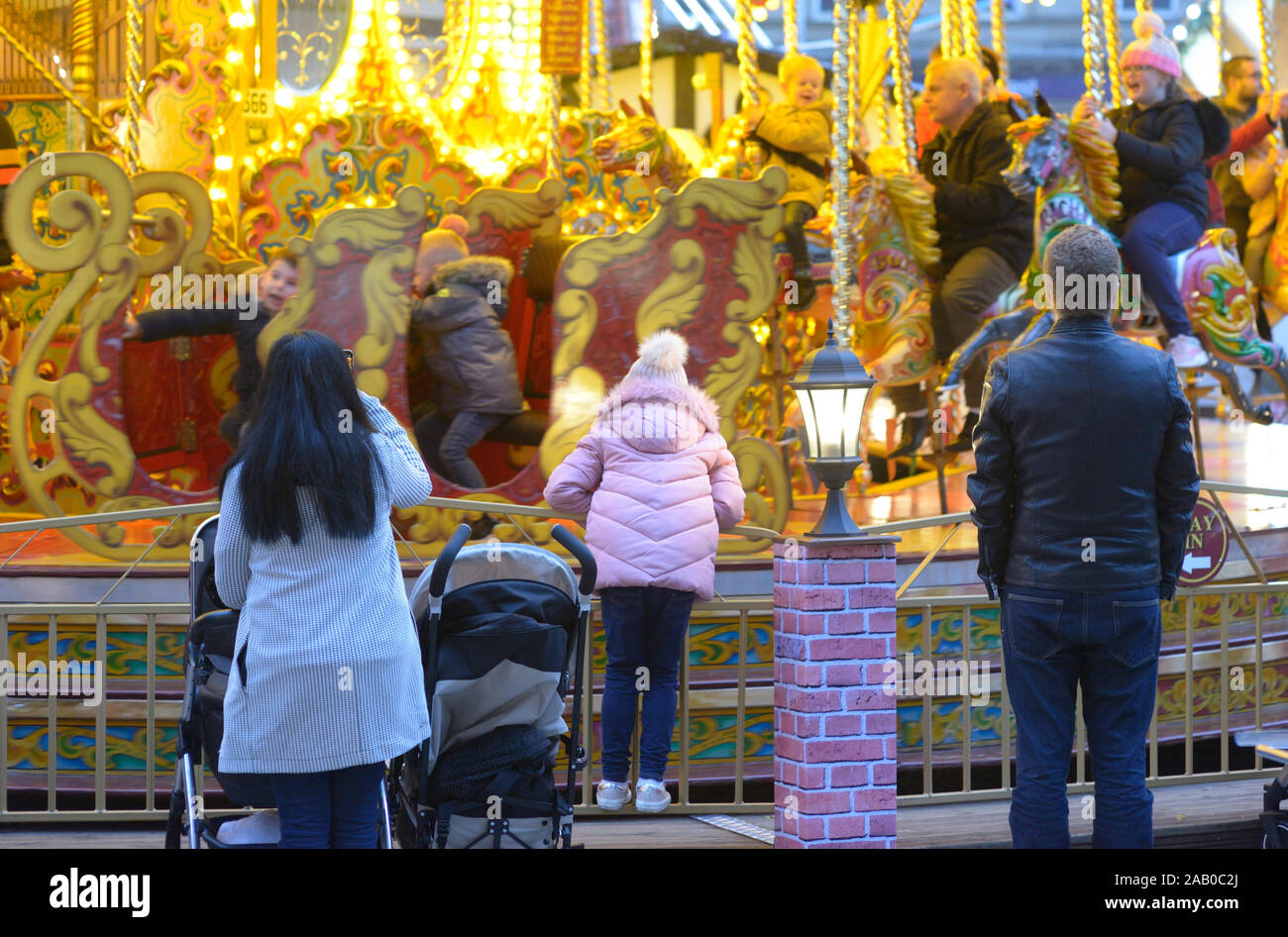 Mère et enfant, regardant carousel ride, au Winter Wonderland. Banque D'Images