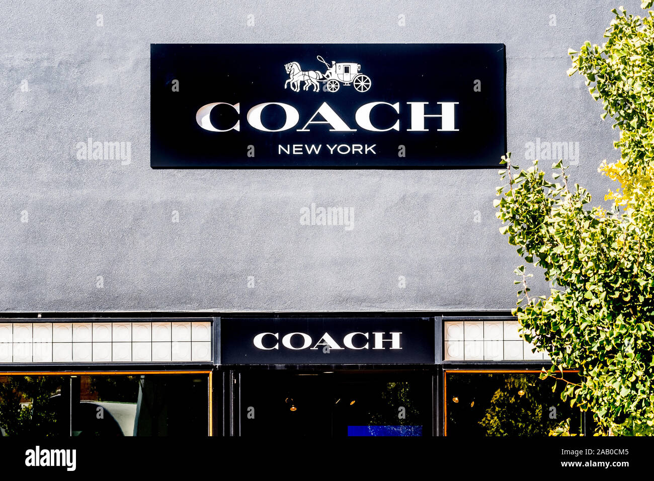 10 Oct 2019 Palo Alto / CA / USA - Coach New York magasin situé au centre commercial de Stanford ; IP Coach Holdings LLC est une société américaine specializin Banque D'Images