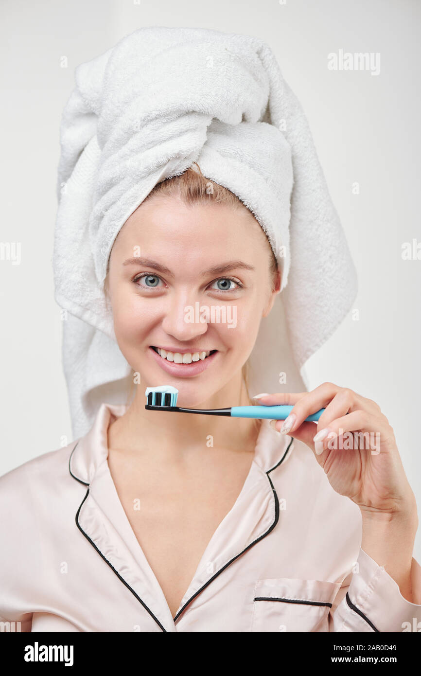 Jolie jeune femme en bonne santé avec dents sourire holding toothbrush Banque D'Images