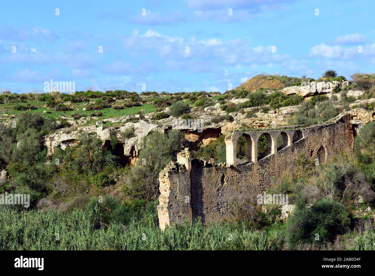 Paysage typique de Sicile avec ruine délabrée au premier plan entre végétation sauvage Banque D'Images