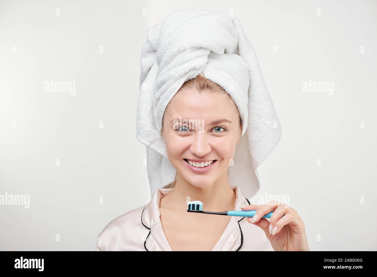 Cheerful young Pretty woman avec dents sourire holding toothbrush par sa bouche Banque D'Images