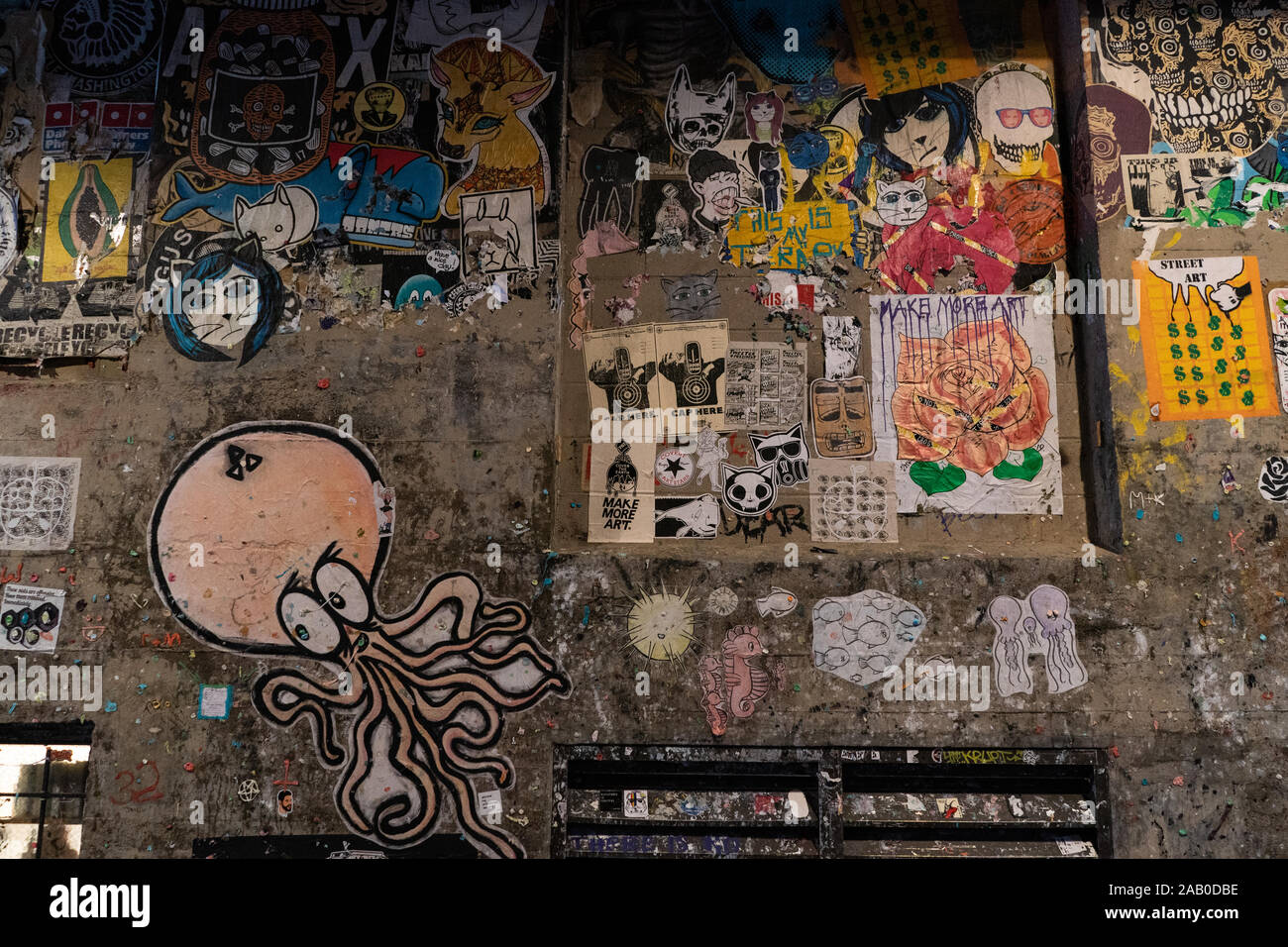 Art Wheatpaste couvre une partie de la gomme mur sous le marché de Pike Place à Seattle, vu le 19 novembre 2019. Banque D'Images