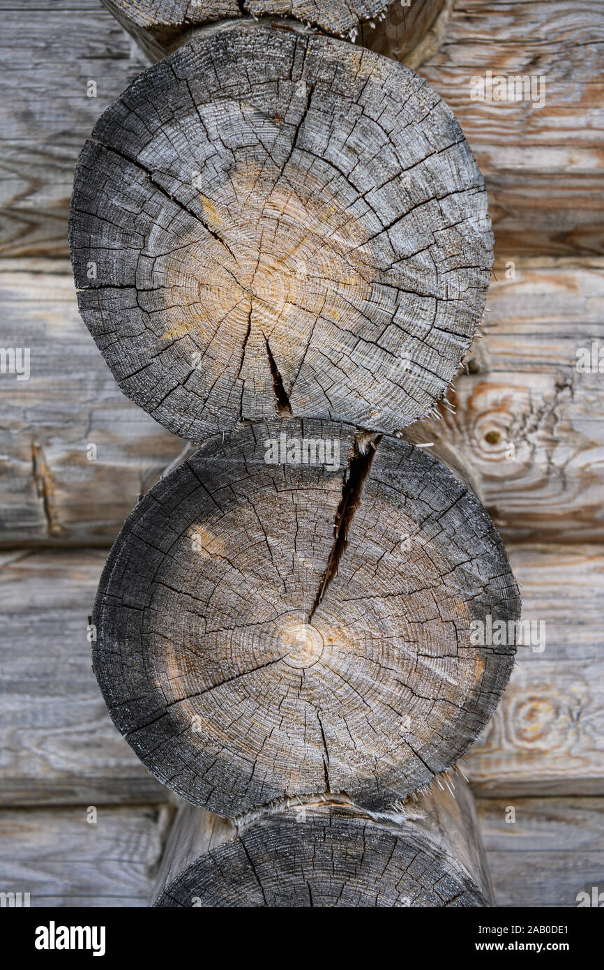 Vue extérieure du mur maison close-up. Brûlé brun foncé en bois patiné de texture. Journaux d'angle intersection. Banque D'Images