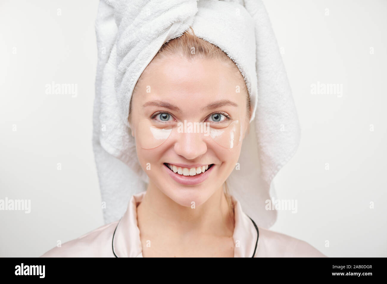 Santé de la jeune femme avec le sourire à pleines dents bénéficiant d procédure refreshening Banque D'Images