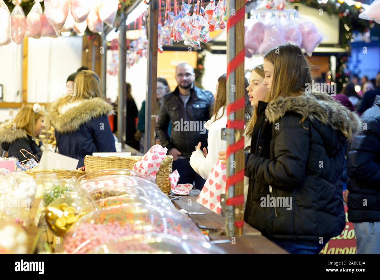 Les jeunes filles, l'achat de sucreries au calage, au Winter Wonderland, Nottingham. Banque D'Images