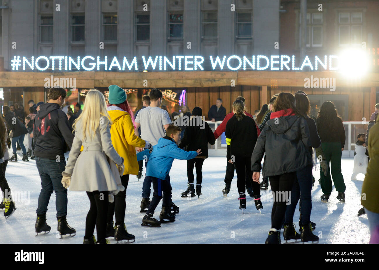Patineurs sur la patinoire, au Winter Wonderland, Nottingham Banque D'Images
