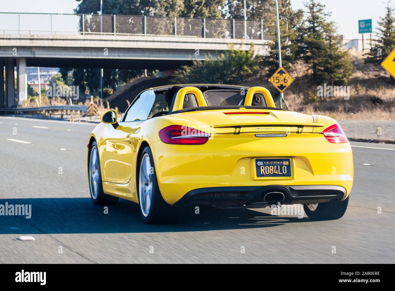 Nov 2, 2019 Redwood City / CA / USA - Porsche Boxster la conduite sur l'autoroute Banque D'Images