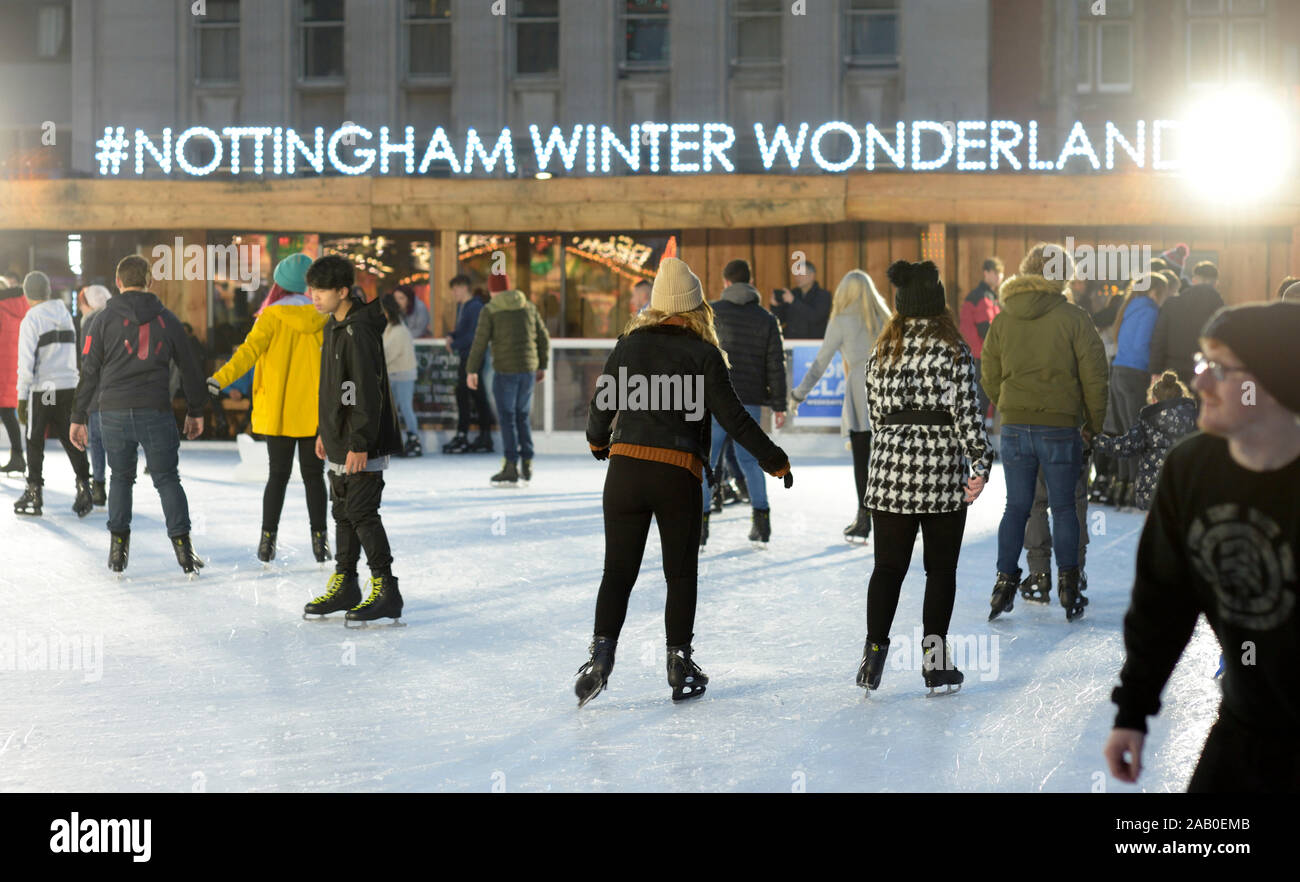 Patineurs sur la patinoire, au Winter Wonderland, Nottingham Banque D'Images