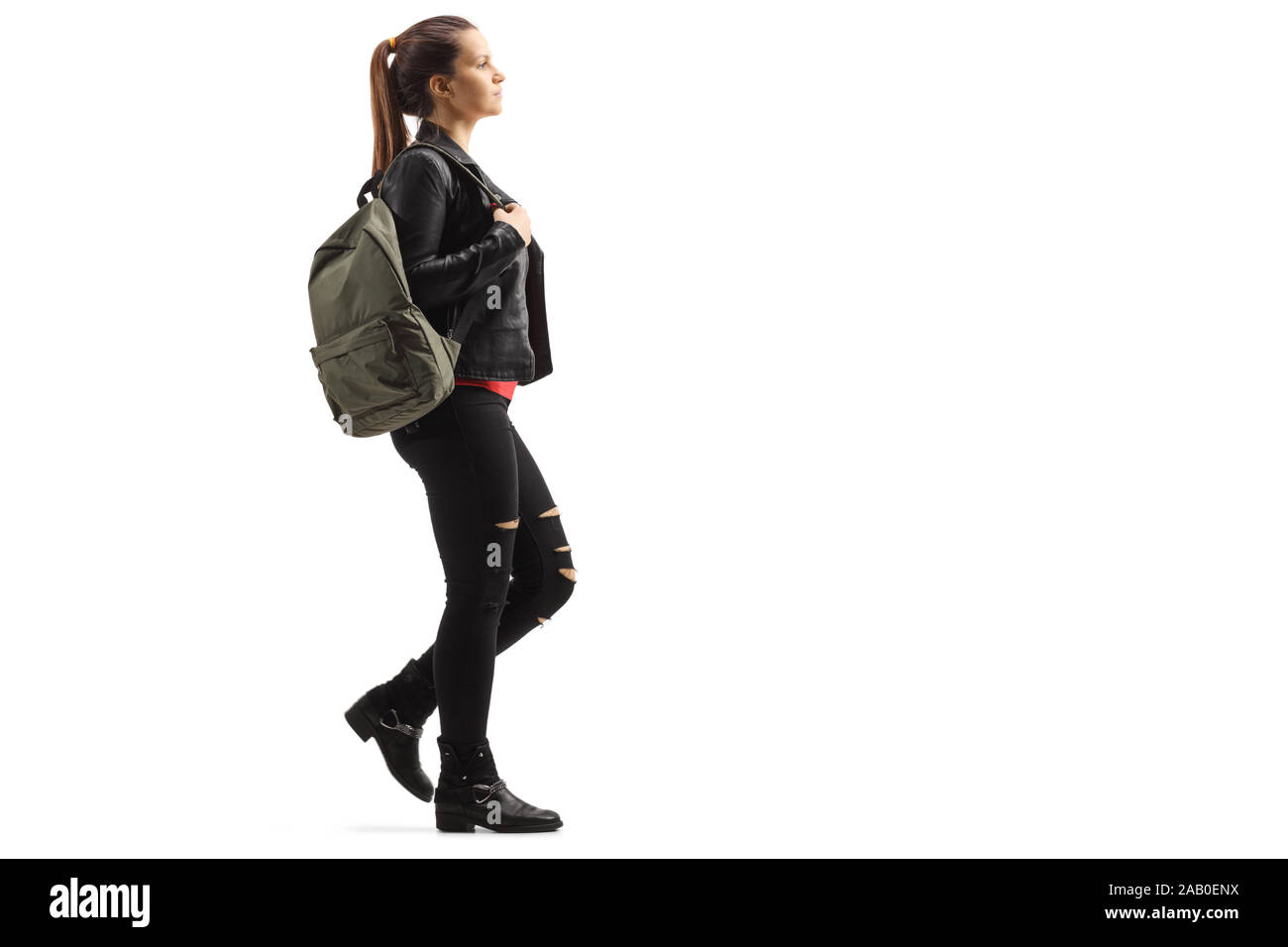 Une jeune fille avec sac à dos à pied Banque d'images détourées - Alamy