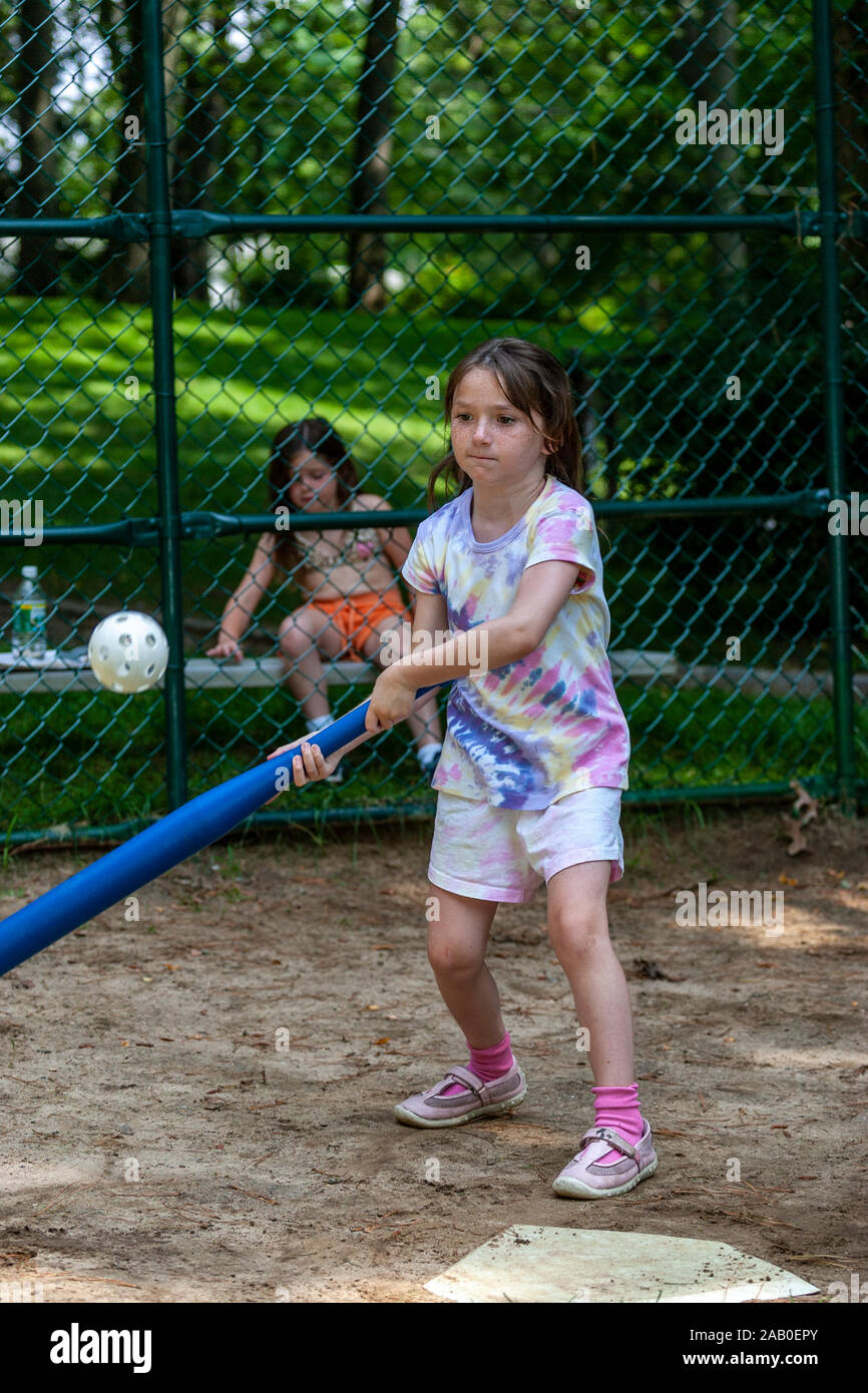 Les filles jouant balle wiffle au camp de jour. Banque D'Images