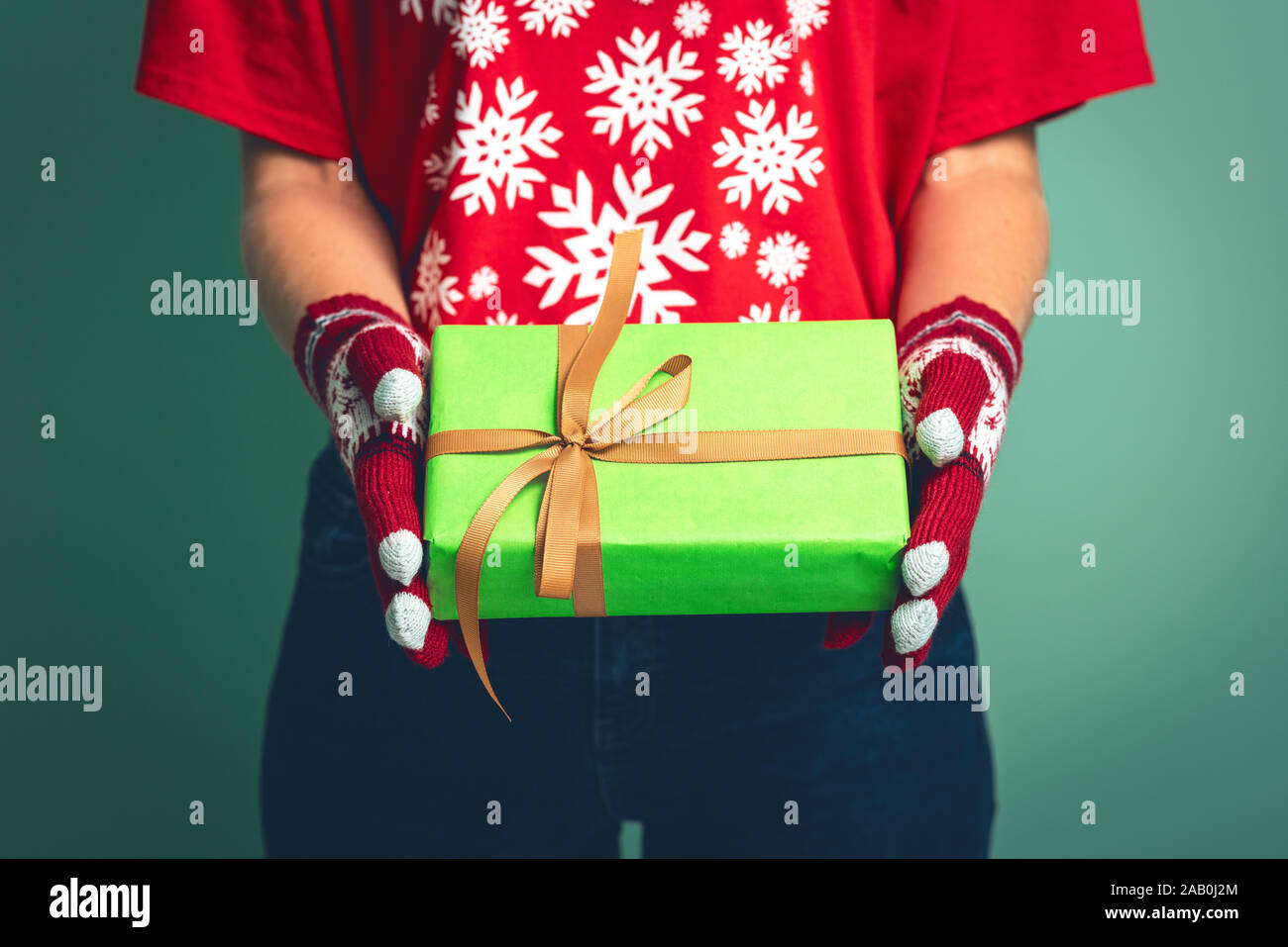 Girl holding une boîte avec un cadeau pour Noël 2019. Banque D'Images
