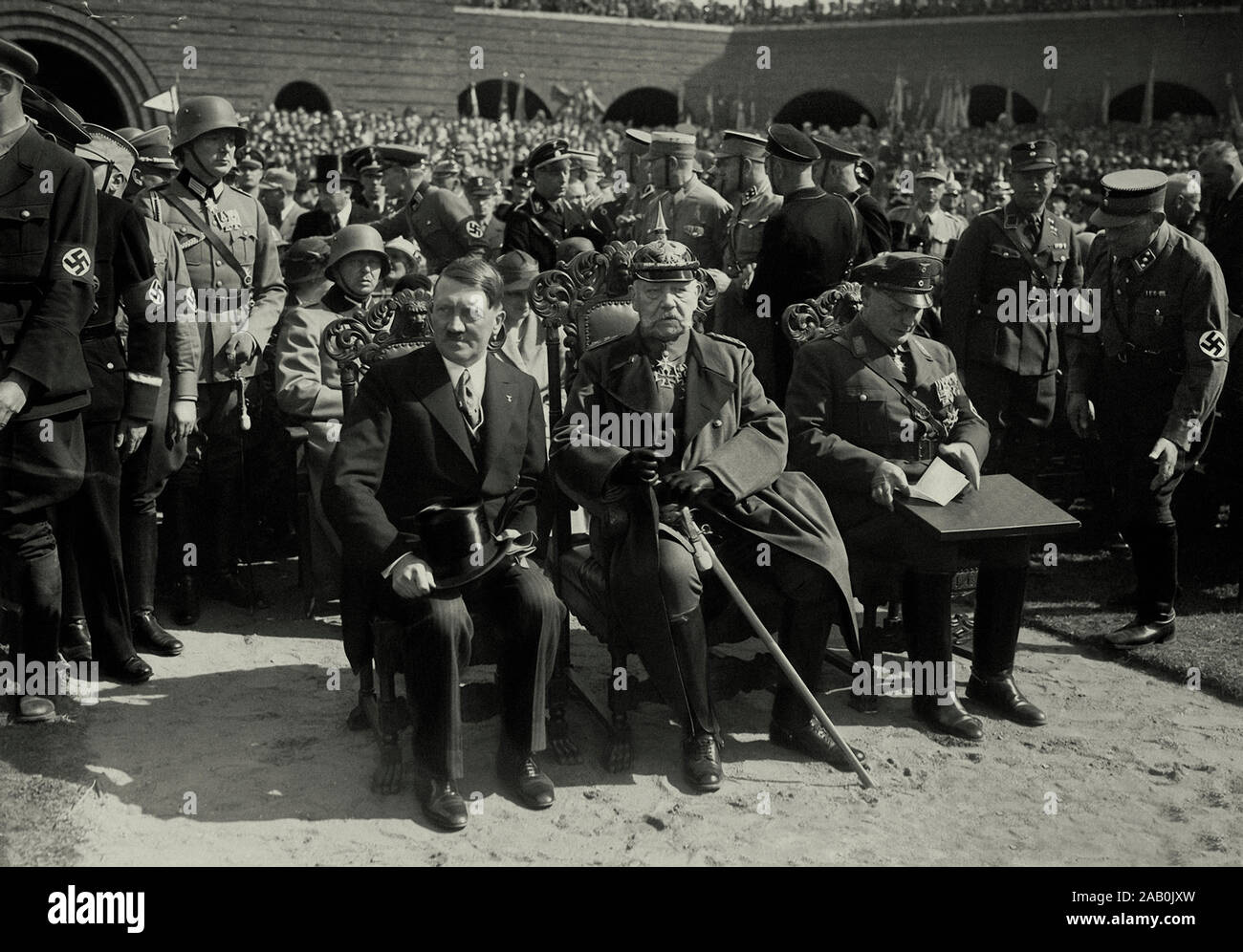 Le chancelier Adolf Hitler, Président et maréchal Paul von Hindenburg, et ministre Hermann Goering au Memorial Tannenberg. Un an plus tard Hinde Banque D'Images