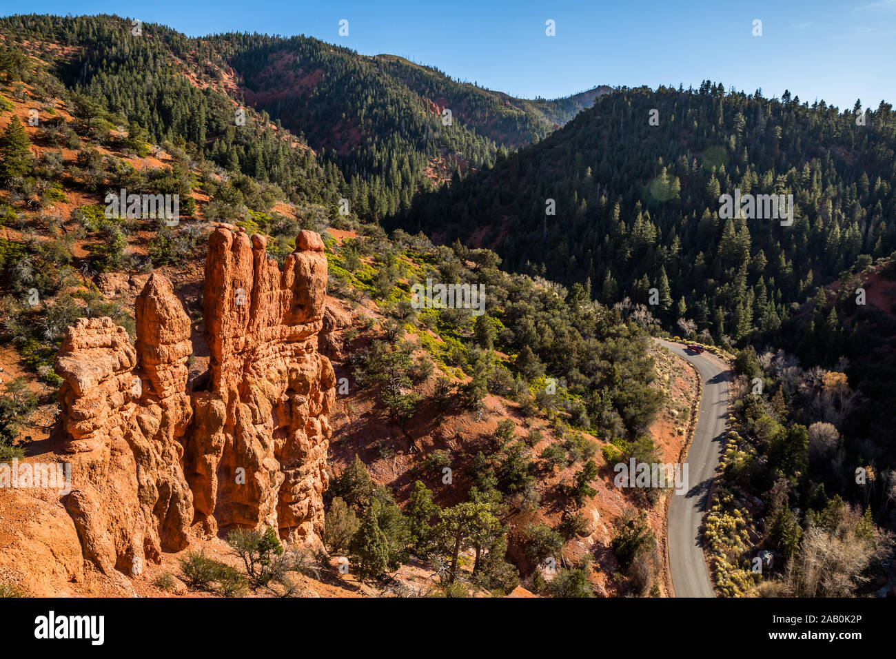 De Parowan Canyon près de Brian Head resort en été. Le Red Rock hoodoos dominant une petite route ci-dessous. Banque D'Images