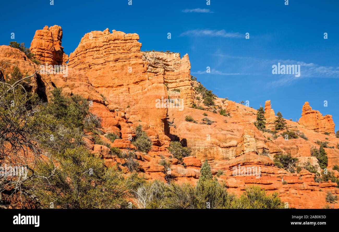 De hautes falaises de grès rouge et orange dans le sud de l'Utah désert près de Parc National de Bryce Canyon. Banque D'Images