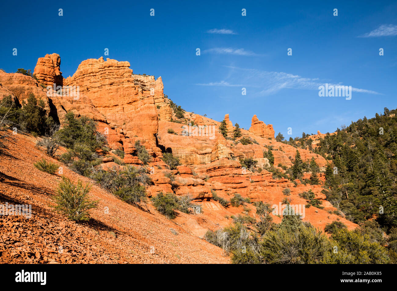 Cedar Canyon, qui part de Cedar City, Utah, chefs dans le désert et conduit à de nombreux canyons de roche rouge comme celui-ci. Banque D'Images