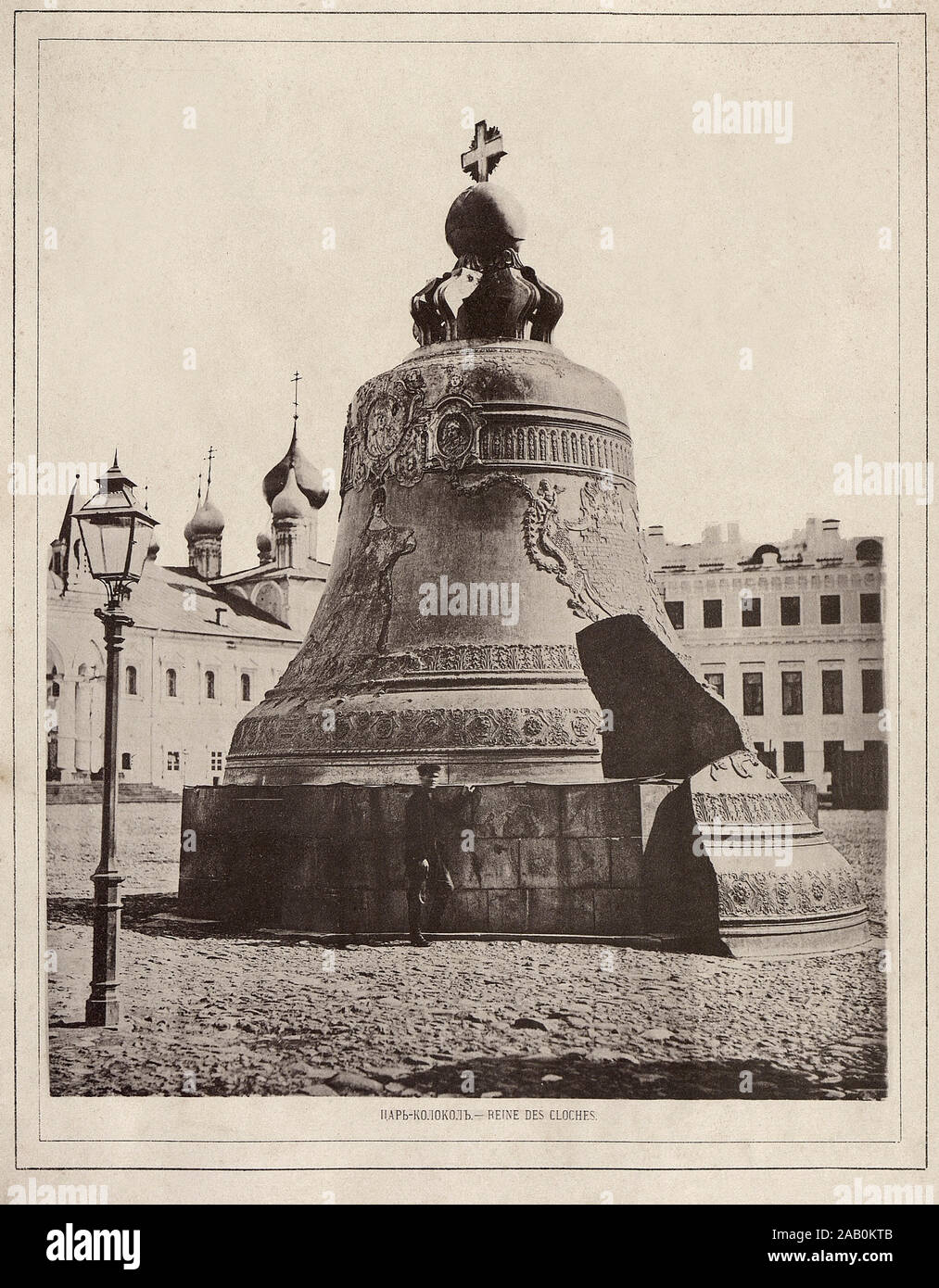 Le Tsar Tsar Kolokol (Bell-), également connu sous le nom de Tsar Kolokol Tsarsky Kolokol, III, ou Royal Bell, est un 6,14 mètres (20,1 pi) de hauteur, 6,6 mètres (22 pi) di Banque D'Images