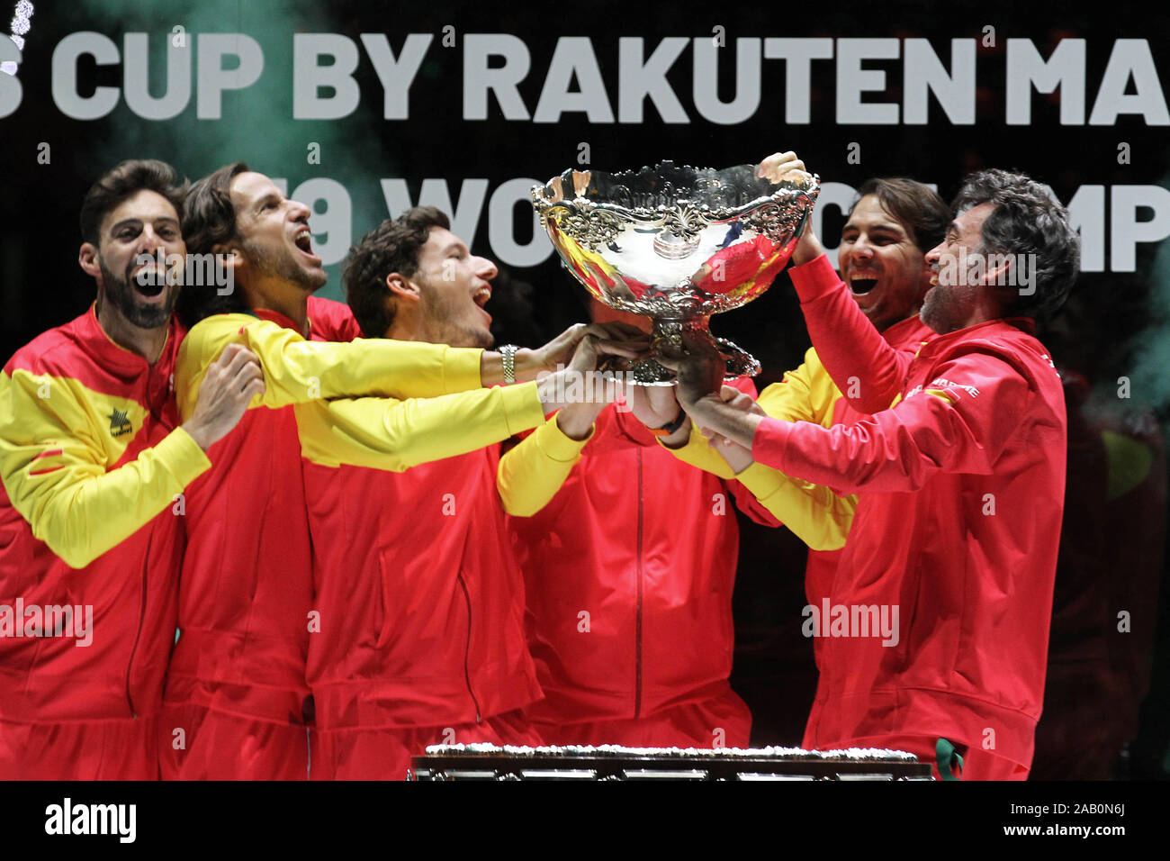 Madrid, Espagne. 23 Nov, 2019. Madrid Espagne ; 24/11/2019.- L'Espagne, championne du monde de la Coupe Davis de Tennis après avoir battu l'équipe canadienne, Rafael Nada, Roberto Bautista Agut, Pablo Carreño, Feliciano Lopez, Marcel Granollers, Sergi Bruguera capitan.Le roi Felipe VI fournit le trophée. Credit : Juan Carlos Rojas/Photo Alliance. Utilisation dans le monde entier |/dpa/Alamy Live News Banque D'Images
