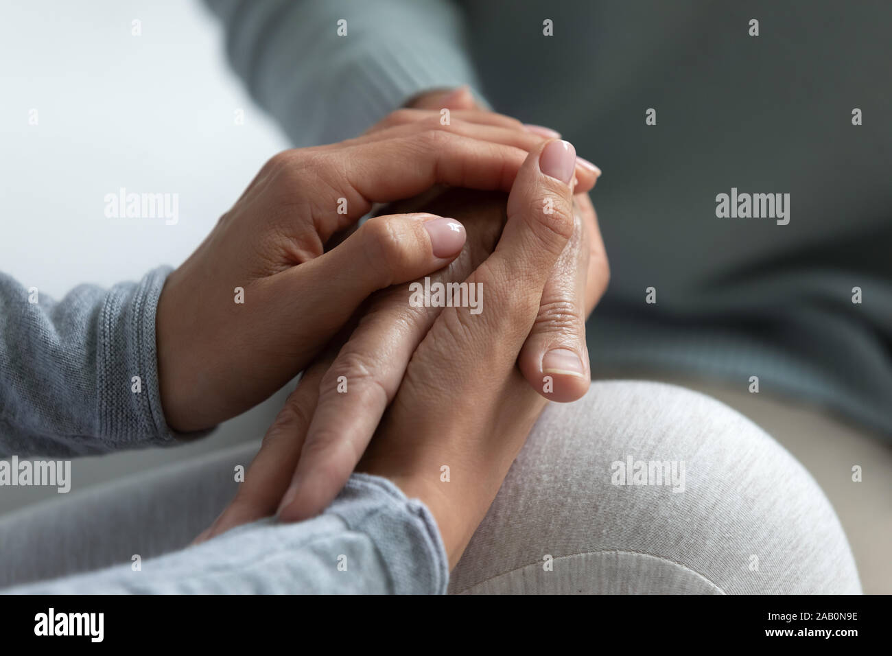 Close up image grandi fille holding hand de mère Banque D'Images