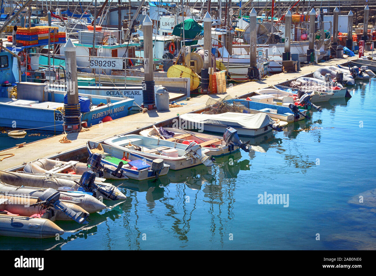 Une scène colorée de petits bateaux, bateaux de pêche commerciale et dériveurs,amarré à quai dans la marina au Port de Santa Barbara en Californie Banque D'Images