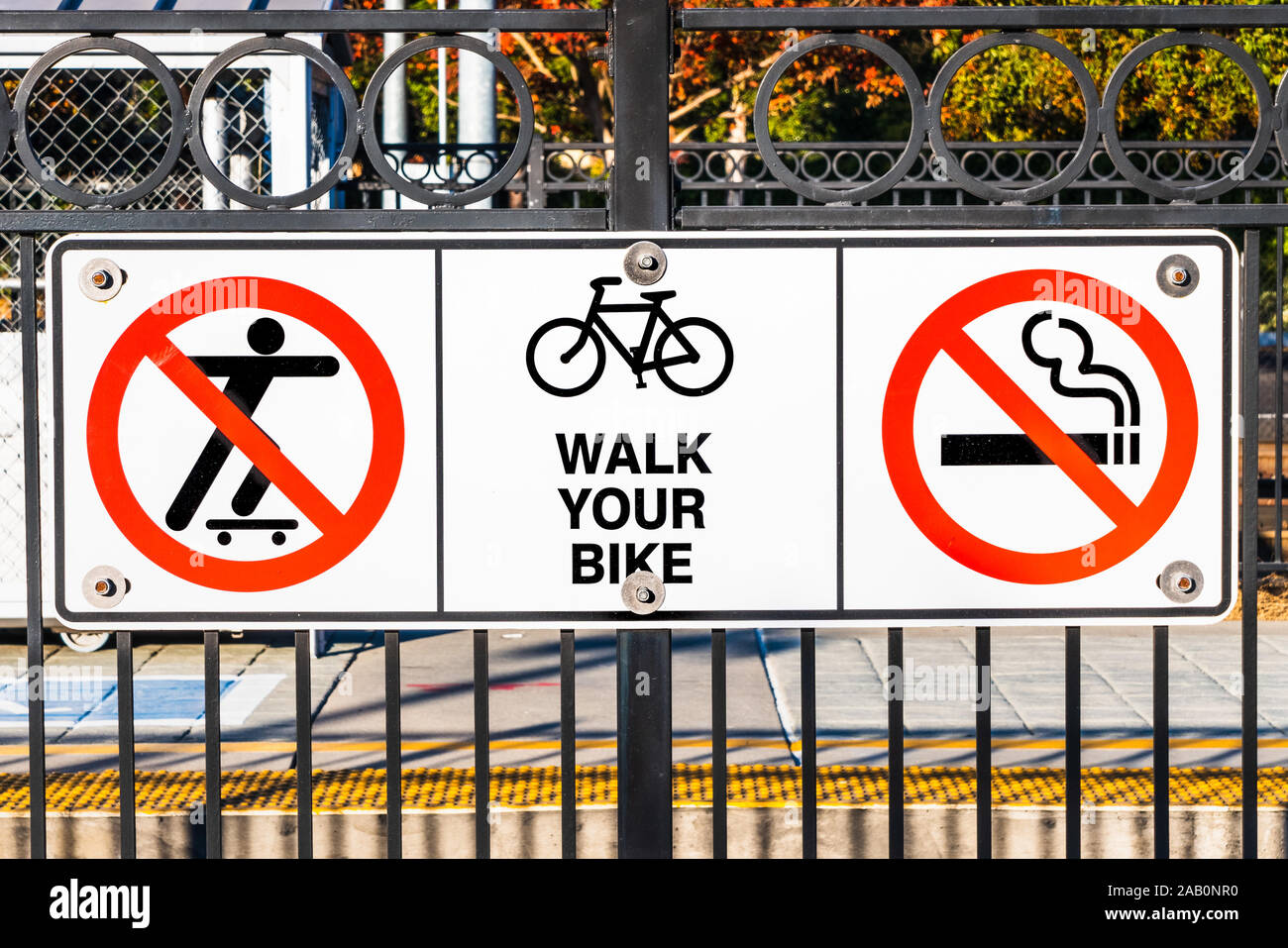 Pas de signes montrant la planche à roulettes, ne pas fumer et poussez votre vélo règles affichées dans une gare Banque D'Images
