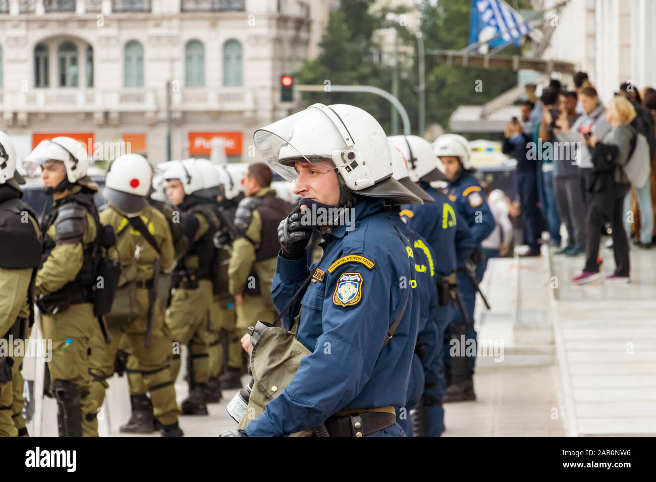 Les membres de la police antiémeute grecque, déployée à côté de la place Syntagma pour protéger le Parlement. Banque D'Images