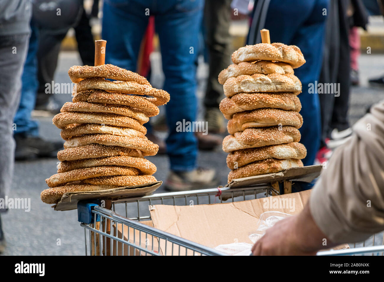 Snack traditionnel grec koulouri empilés sur un chariot dans Athènes. Banque D'Images