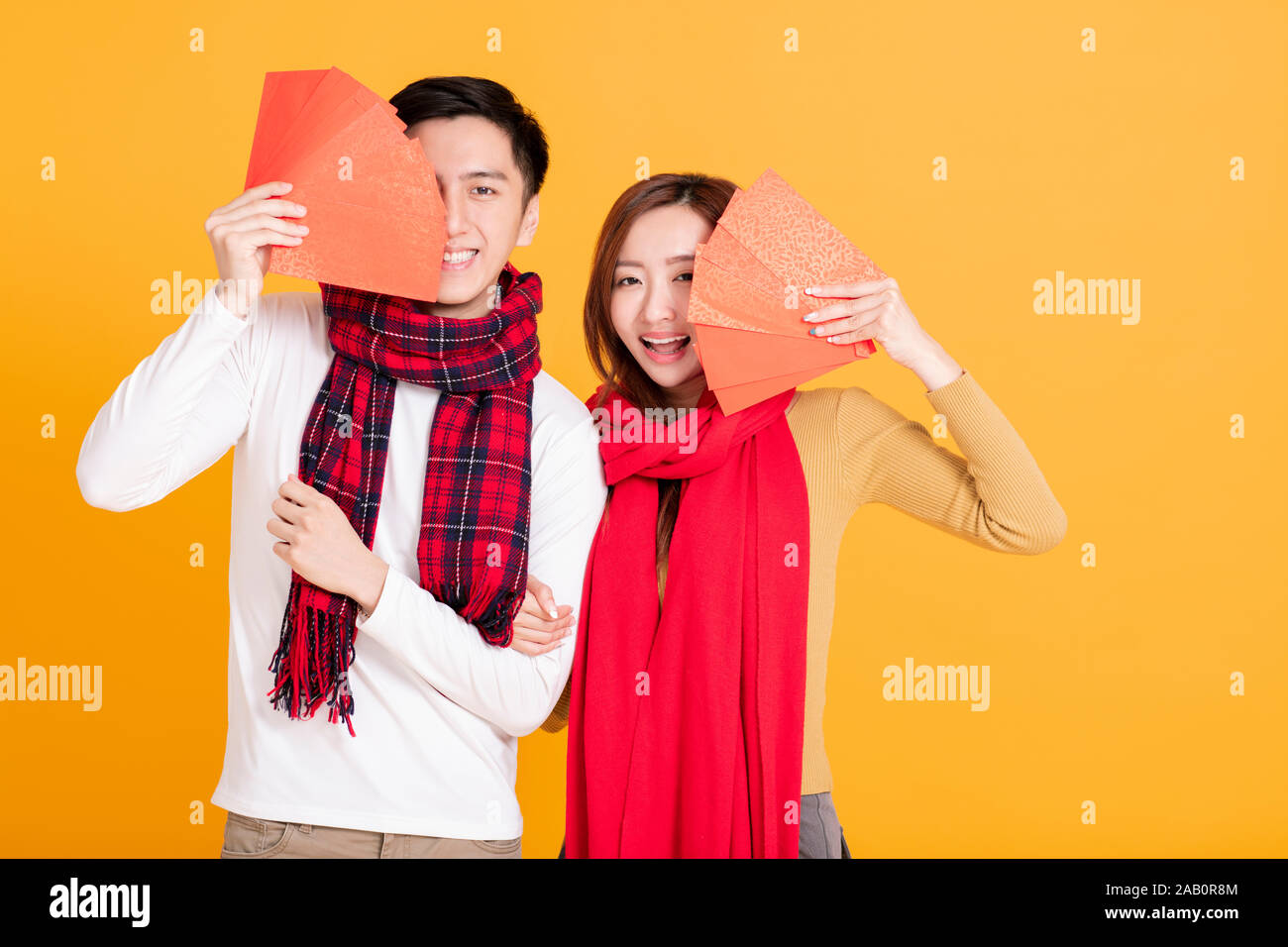 Happy asian young couples célébrant le nouvel an chinois Banque D'Images