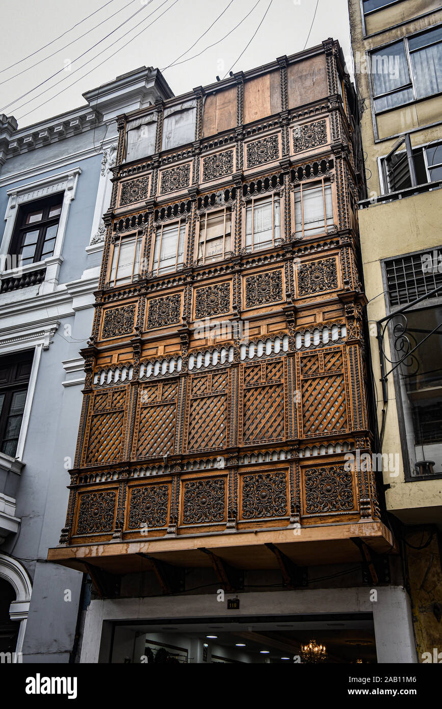 Lima, Pérou - Nov 24, 2019 : balcon colonial finement sculptés dans le centre historique de Lima Banque D'Images