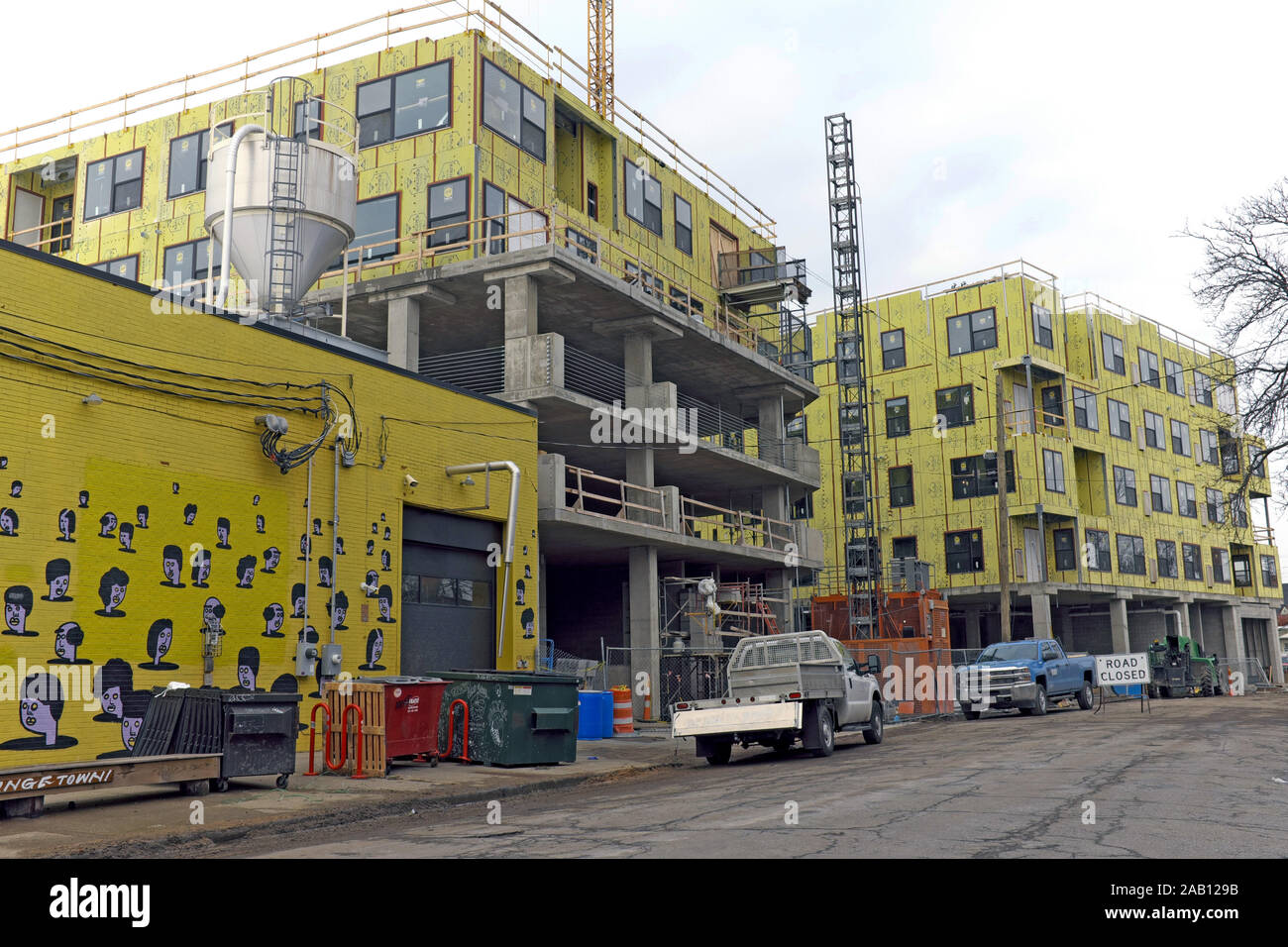 Deux bâtiments à usage mixte en construction sur Church Street dans le quartier de Hingetown, Ohio City, à Cleveland, Ohio, États-Unis. Banque D'Images