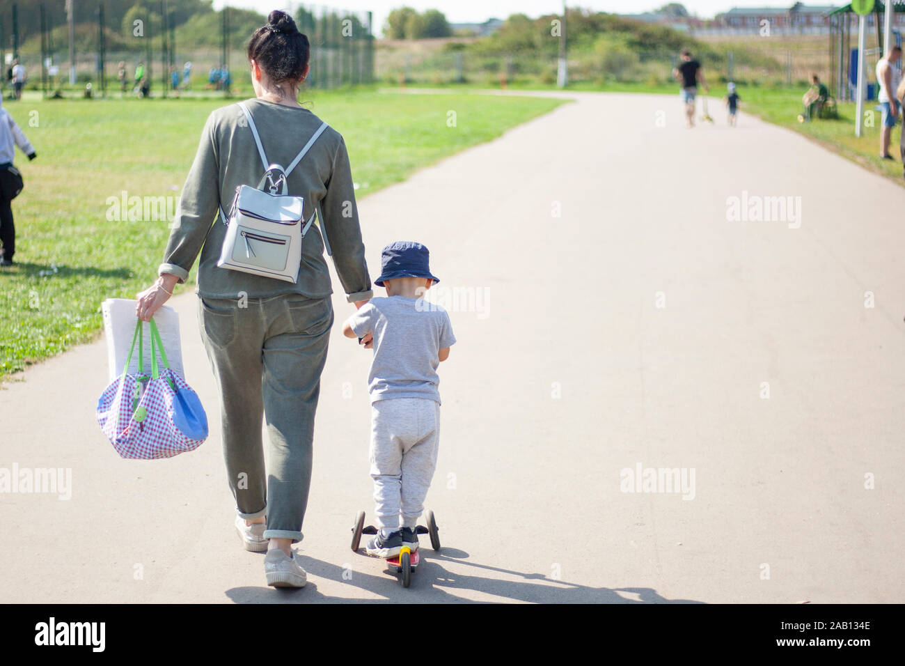 Monter sur un scooter Banque de photographies et d’images à haute résolution Alamy
