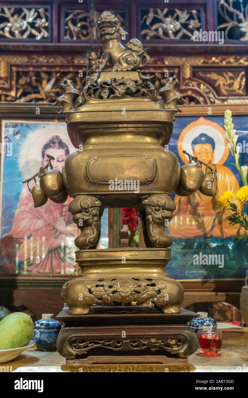 Cai Be, Mékong Deltal, Vietnam - Mars 13, 2019 : autel familial à monsieur Keit sa maison historique. avec l'imagerie bouddhique de couleur à l'arrière. Libre d'un br Banque D'Images