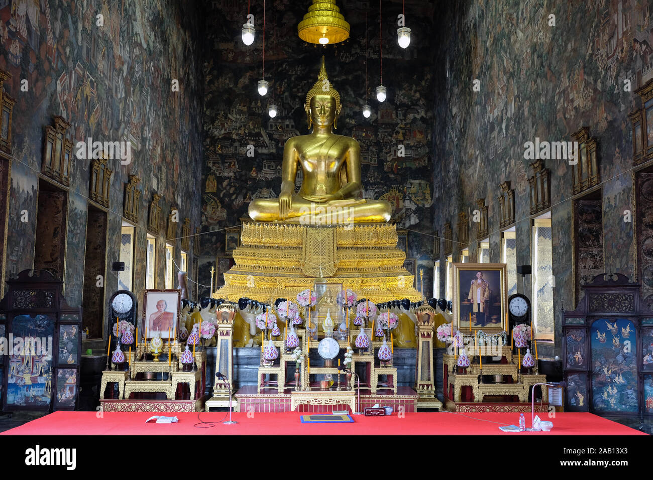 Lieux de culte - Bouddhisme Thaïlande Bangkok Wat Suthat Thepwararam avec Bouddha assis, Karana Mudra Banque D'Images
