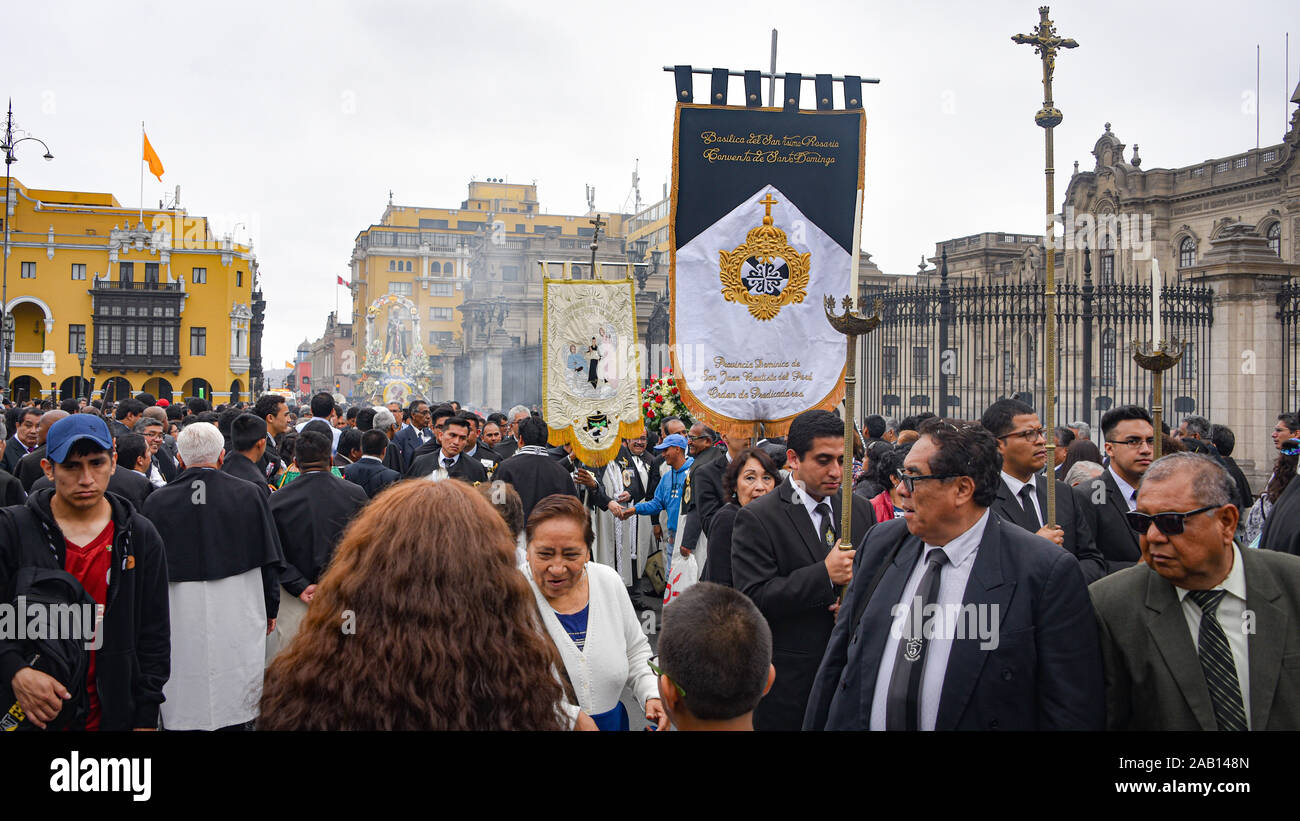 Lima, Pérou - Nov 17, 2019 : foule assister à la procession de San Martin de Porres dans la place principale de Lima Banque D'Images