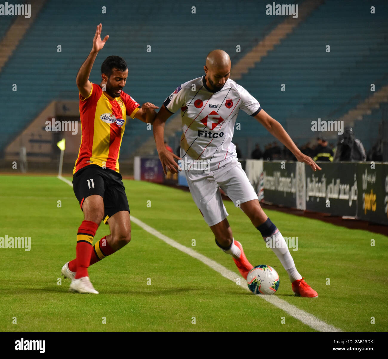 Rades, Tunisie. 23 Nov, 2019. Yassin khnissi et El Mehdi Khalis en action au cours de l'Arabe Championnat du Club match de football entre le Maroc Masafi et tunisien Esperance sportive au stade de rades.(score final : 4:2 Maroc Masafi Esperance sportive tunisienne, pénalités) Credit : SOPA/Alamy Images Limited Live News Banque D'Images