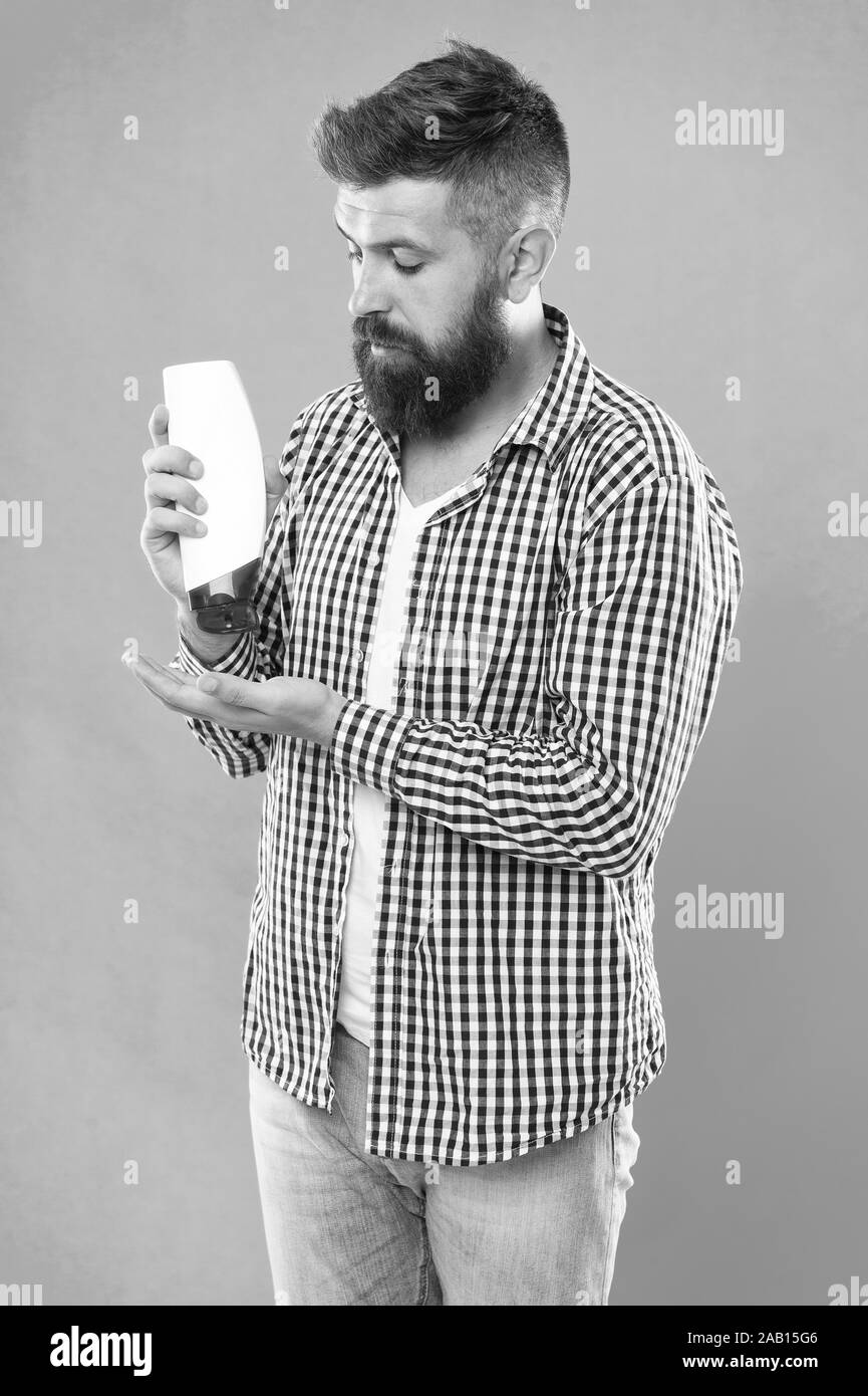 Shampoing pour usage quotidien. Lotion pour la peau. Shampoing et après que vous choisissez peut faire toute la différence dans les cheveux commençant juste à racines. Cosmétiques soins du corps bain douche. Bouteille de shampoing en attente de l'homme. Soins capillaires. Banque D'Images Shampoing pour usage quotidien. Lotion pour la peau. Shampoing et après que vous choisissez peut faire toute la différence dans les cheveux commençant juste à racines. Cosmétiques soins du corps bain douche. Bouteille de shampoing en attente de l'homme. Soins capillaires. Banque D'Images