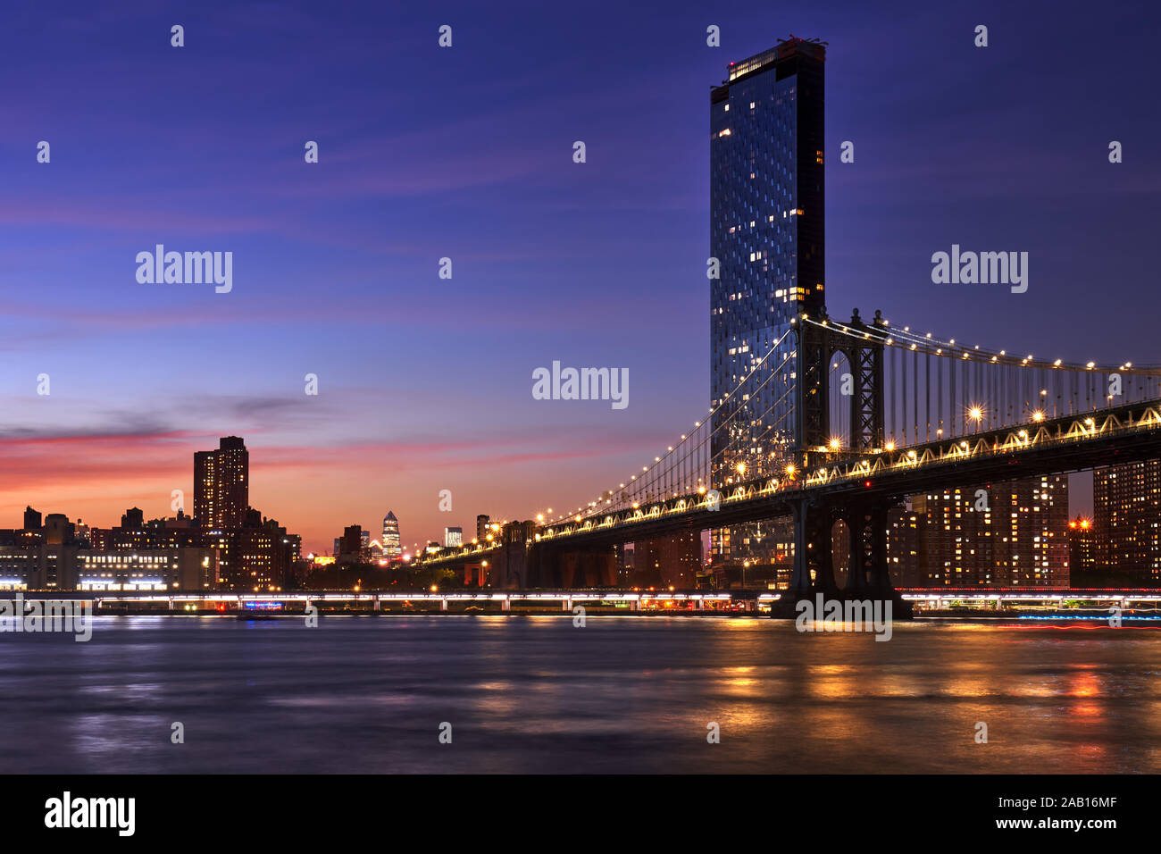 Un gratte-ciel de Manhattan Square et le pont de Manhattan au crépuscule. Lower Manhattan, New York City, NY, USA Banque D'Images