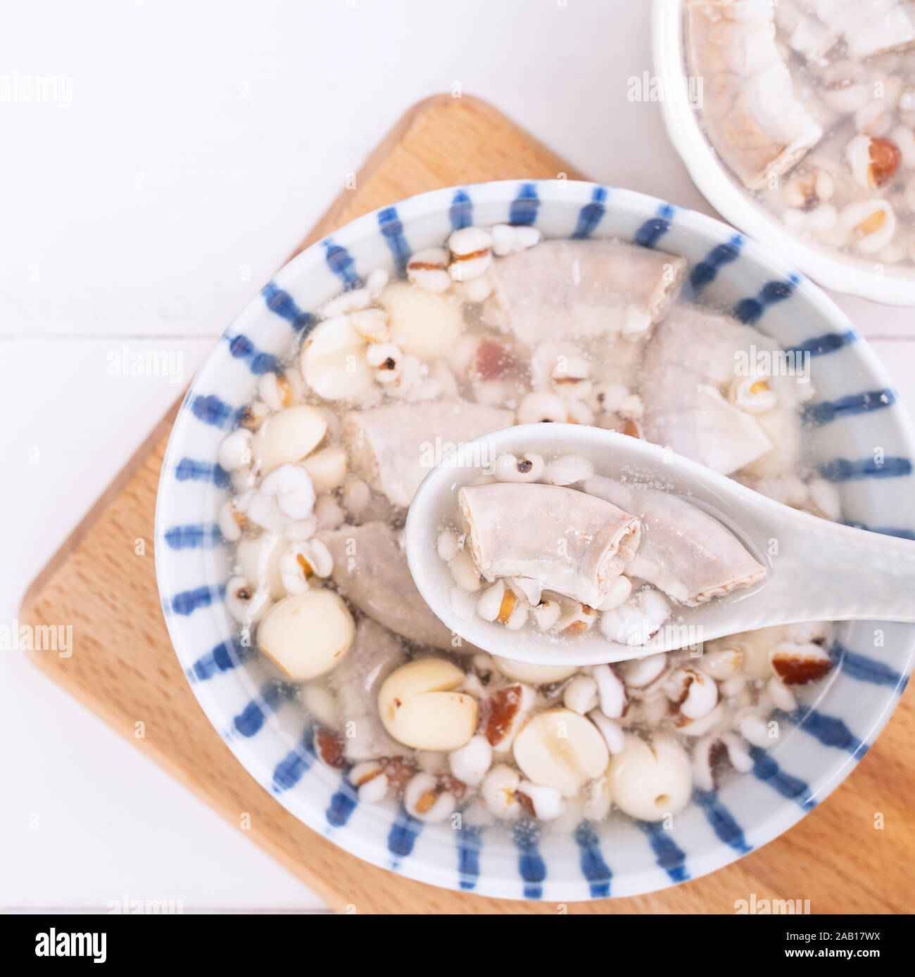 Quatre savoureuse soupe saveur herbes toniques, les Taïwanais de la cuisine traditionnelle avec des herbes, des intestins de porc sur table en bois blanc, Close up, mise à plat, vue du dessus. Banque D'Images