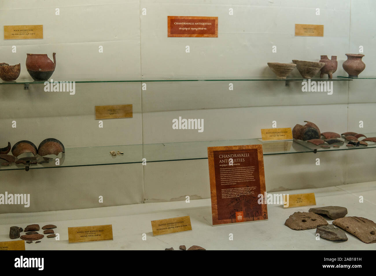 Bangalore, Inde, juin 2018, à Bangalore, ville, musée du gouvernement, Département d'Archéologie, Musées, les Hindous Indiens visitant à admirer les expositions du musée Banque D'Images